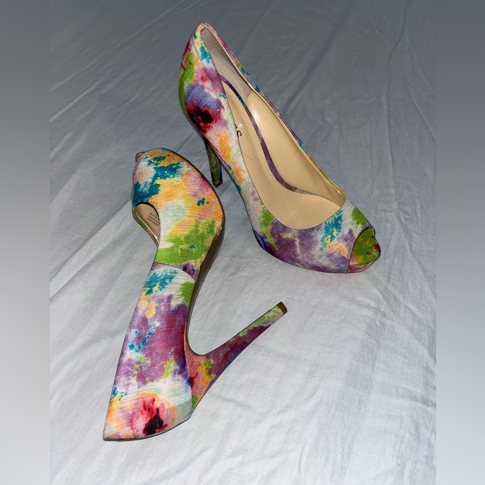 Guess Floral Watercolor 5” peekaboo Toe Pumps